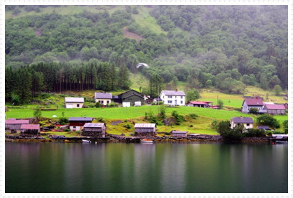 Homes along the N&aelig;r&oslash;yfjord
