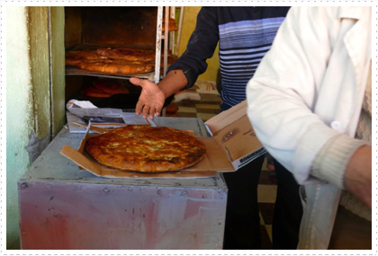 Madfouna, "Berber pizza", in the Sahara